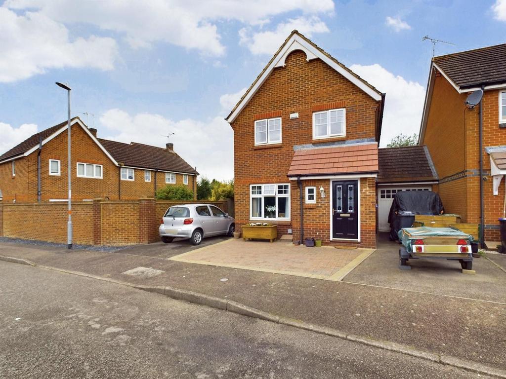 Meadow Close, Lang Farm, Daventry NN11 0GY 3 bed link detached house