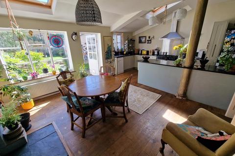Holly Cottage, 8 Oxen Road, Crewkerne, TA18 7HN