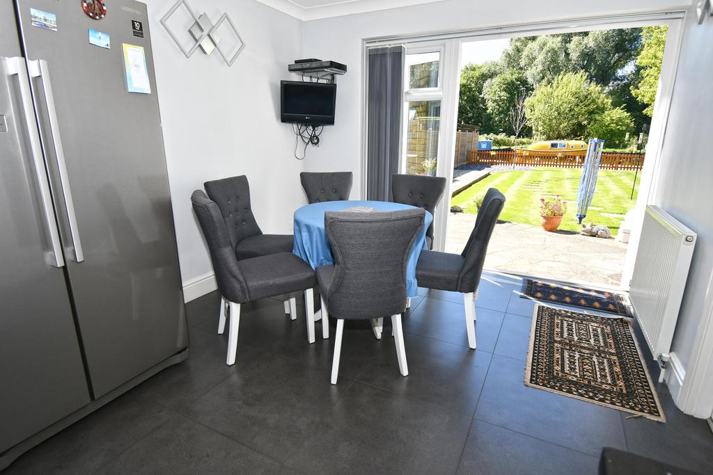 Kitchen/Breakfast Area