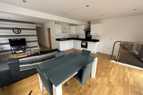 2 bedroom apartment to rent - College Yard