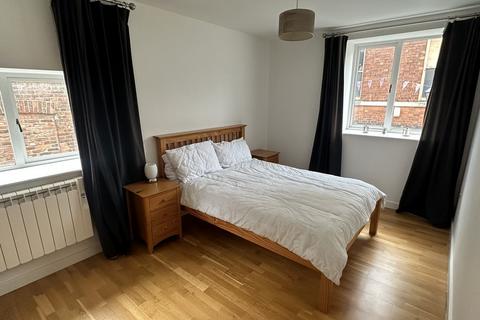 2 bedroom apartment to rent - College Yard