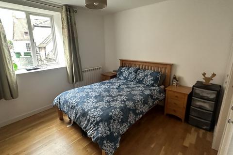 2 bedroom apartment to rent, College Yard