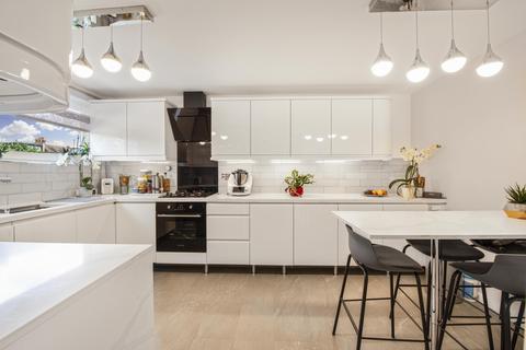 37 Allingham Close, London, W7 1NB