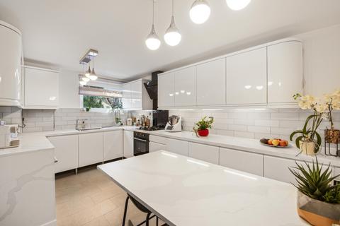 37 Allingham Close, London, W7 1NB