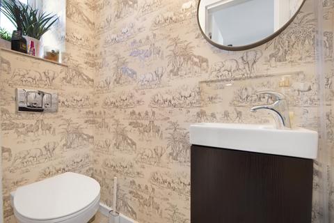 37 Allingham Close, London, W7 1NB