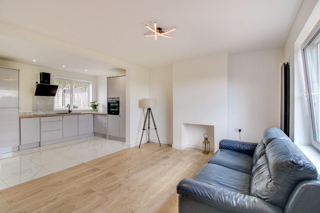 Sitting to kitchen