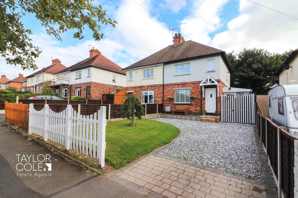 Overwoods Road, Hockley 2 bed semidetached house £215,000