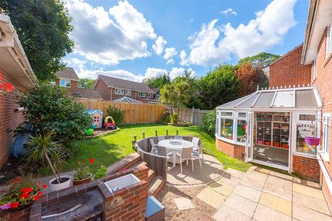 22 Hodges Close, Bagshot, GU19 5QS