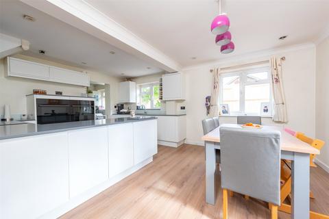 22 Hodges Close, Bagshot, GU19 5QS