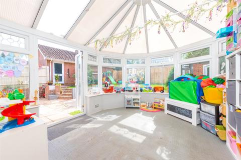 22 Hodges Close, Bagshot, GU19 5QS
