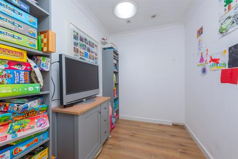 22 Hodges Close, Bagshot, GU19 5QS