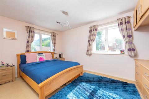 22 Hodges Close, Bagshot, GU19 5QS