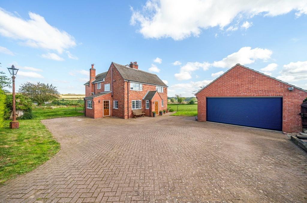 Waterworks Lane, Saltersford, Grantham, NG31 7UL 4 bed equestrian