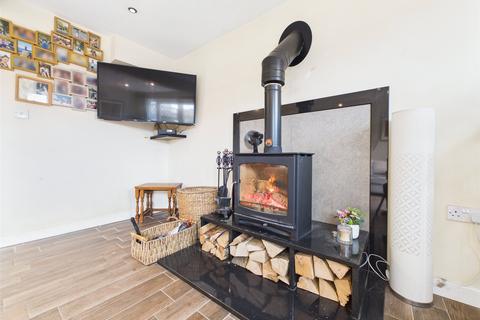 3 bedroom end of terrace house for sale, Stanwick Gardens, Cheltenham, Gloucestershire, GL51