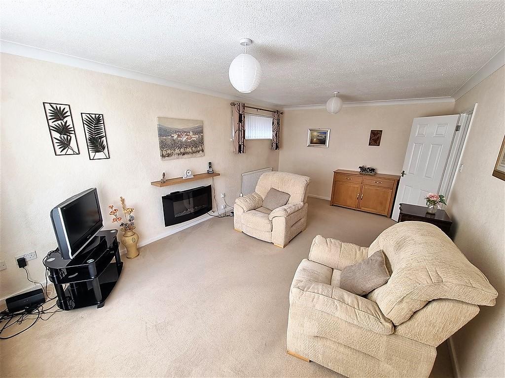 Buckfield Road, Leominster, Herefordshire, HR6 8UF 2 bed detached