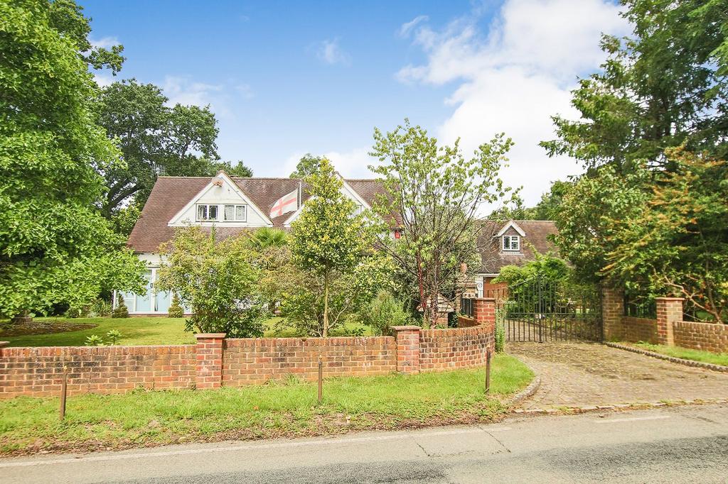 Crawley Down Road, Felbridge, RH19 4 bed detached house for sale £900,000