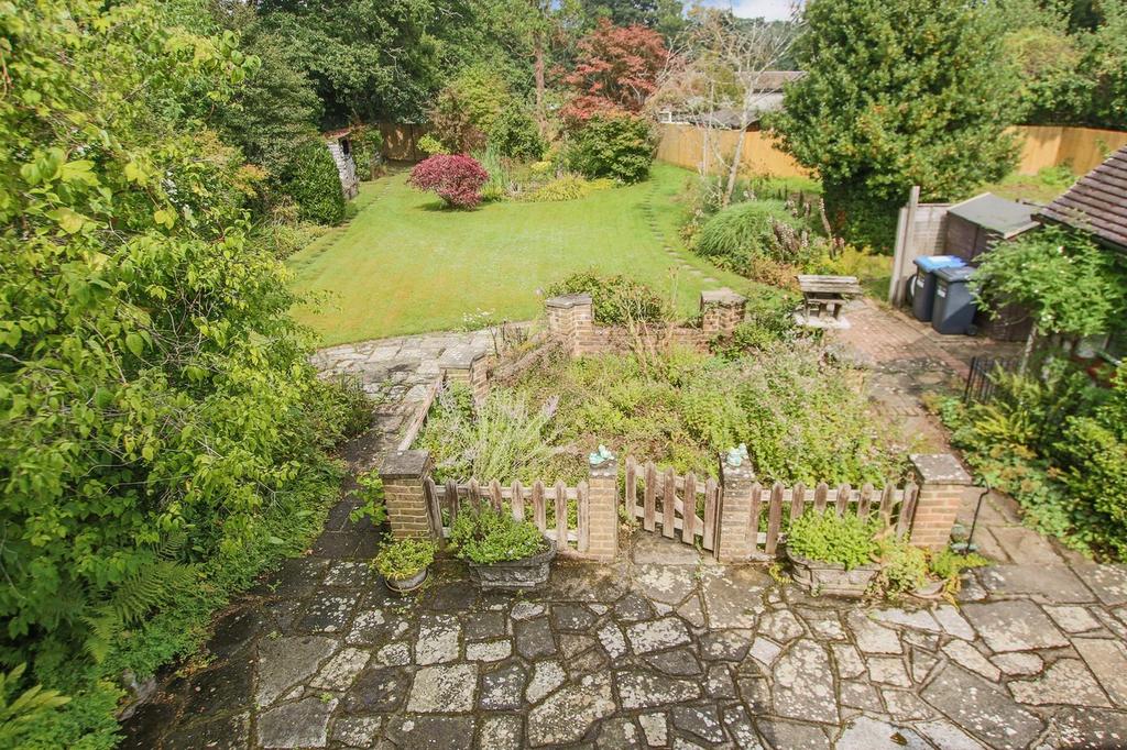 Crawley Down Road, Felbridge, RH19 4 bed detached house for sale £900,000