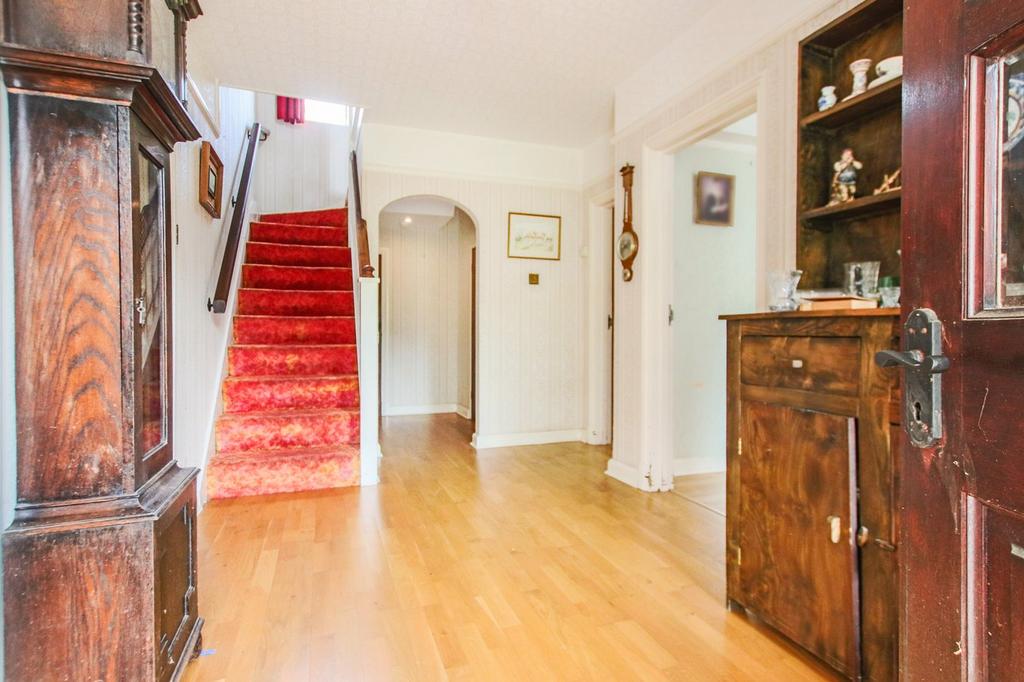 Crawley Down Road, Felbridge, RH19 4 bed detached house for sale £900,000