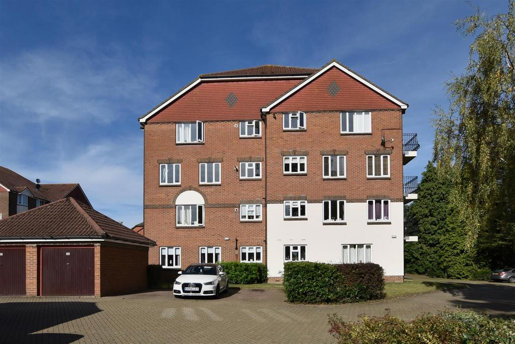 St. Annes Rise, Redhill 2 bed apartment £1,375 pcm (£317 pw)