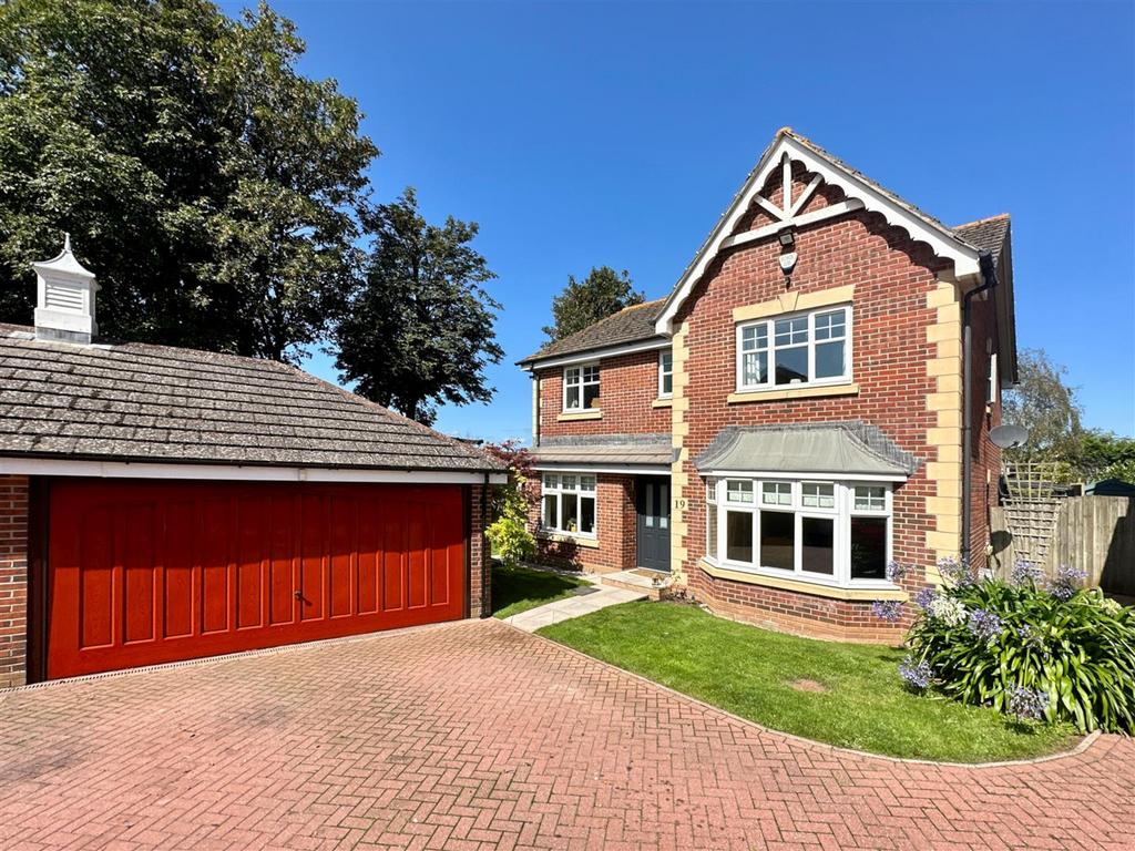 Penn Meadows Close, Brixham 4 bed detached house for sale £750,000