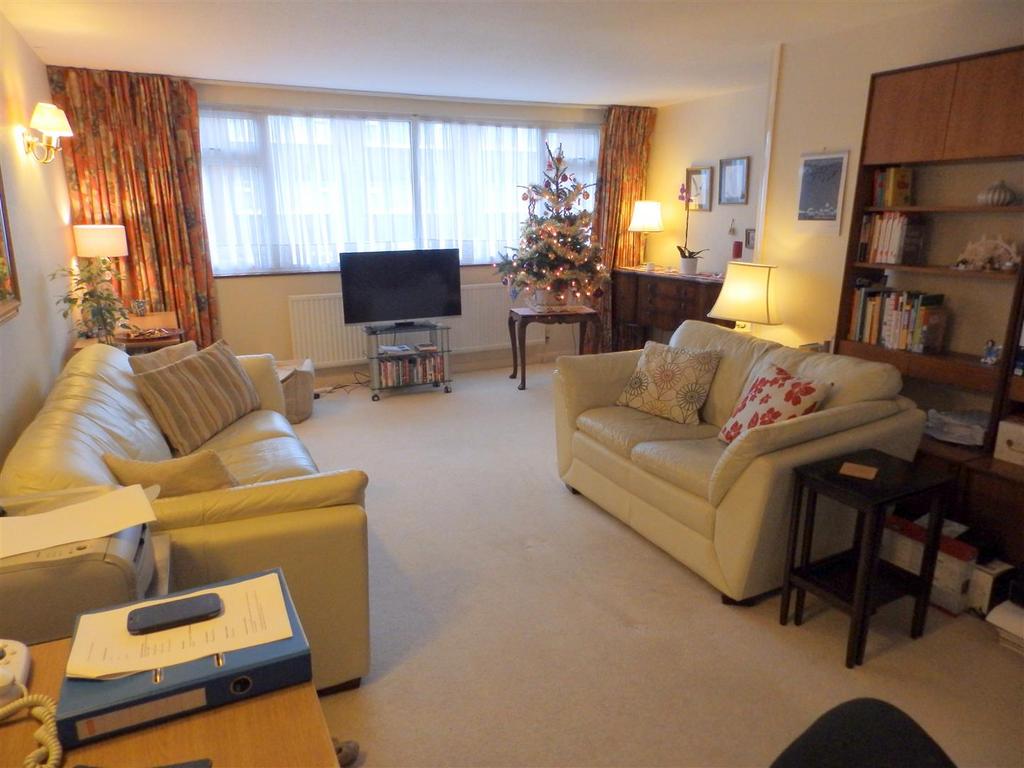 Crosier Road, Ickenham 2 bed terraced house £1,800 pcm (£415 pw)
