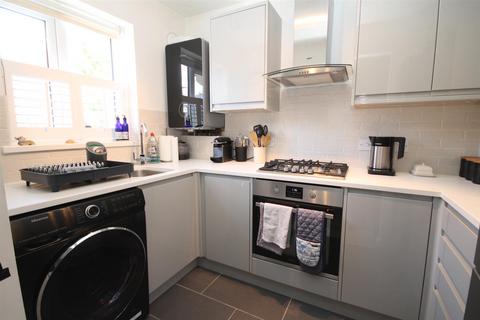 71 Bakers Gardens, Carshalton, SM5 2SF