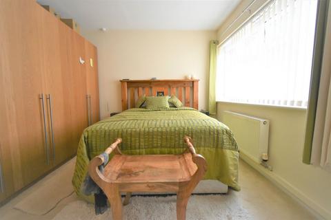 2 bedroom flat for sale - Slade Close, West Bromwich, B71 3QX