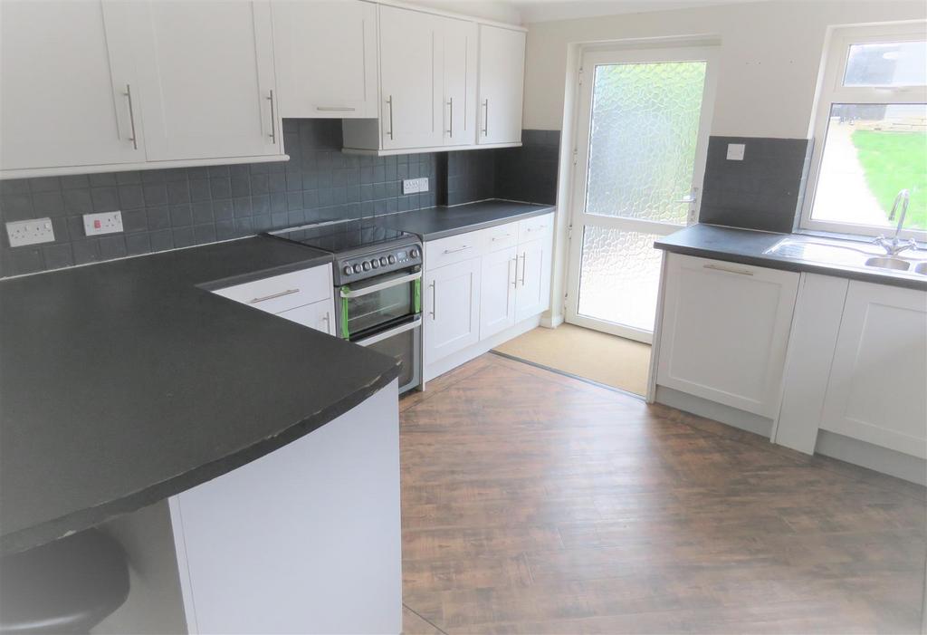 Woodvale Gardens, New Milton 3 bed property £1,500 pcm (£346 pw)