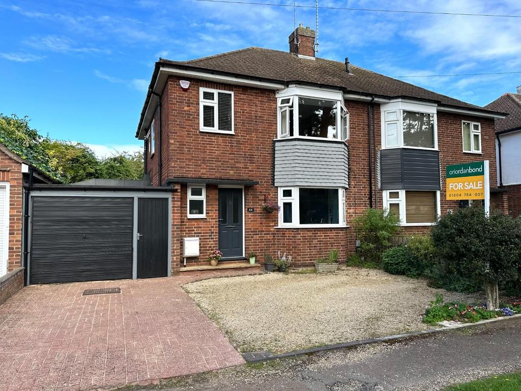 Westone Avenue, Westone, Northampton NN3 3 bed semidetached house for