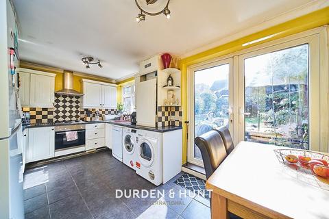 93 Amersham Road, Romford, RM3 9JA
