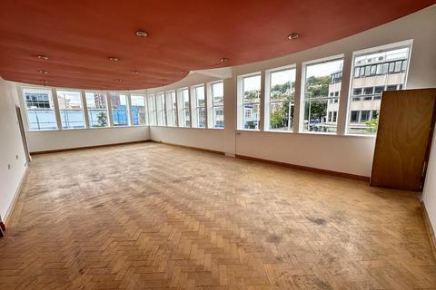 Property to rent - The Kingsway, Swansea