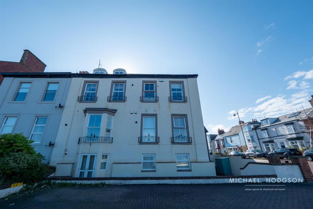 St. Terrace, Roker, Sunderland 2 bed apartment £750 pcm (£173 pw)