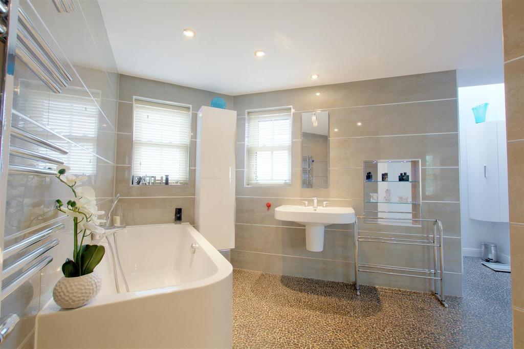En-Suite Bathroom