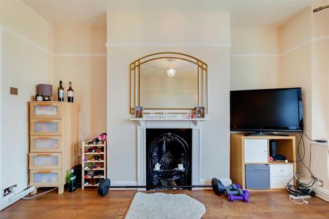 3 bedroom apartment to rent, Kings Avenue, Clapham