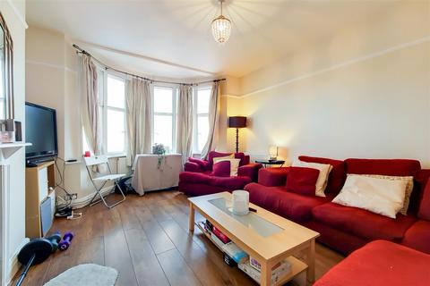 3 bedroom apartment to rent, Kings Avenue, Clapham