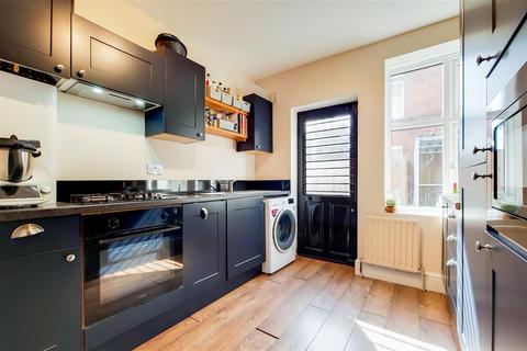 3 bedroom apartment to rent, Kings Avenue, Clapham