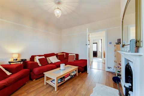 3 bedroom apartment to rent, Kings Avenue, Clapham