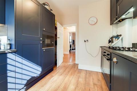 3 bedroom apartment to rent, Kings Avenue, Clapham