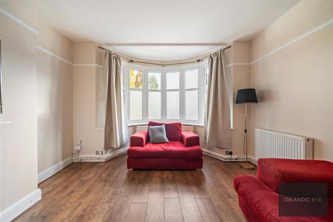 3 bedroom apartment to rent, Kings Avenue, Clapham