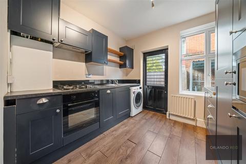 3 bedroom apartment to rent, Kings Avenue, Clapham