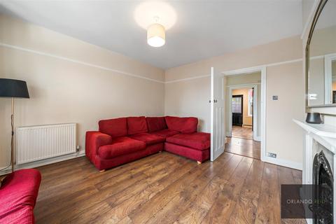 3 bedroom apartment to rent, Kings Avenue, Clapham