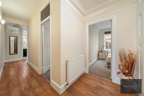 3 bedroom apartment to rent, Kings Avenue, Clapham