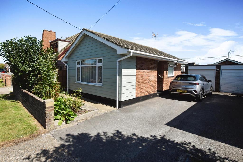 Henson Avenue, Canvey Island SS8 1 bed detached bungalow £240,000
