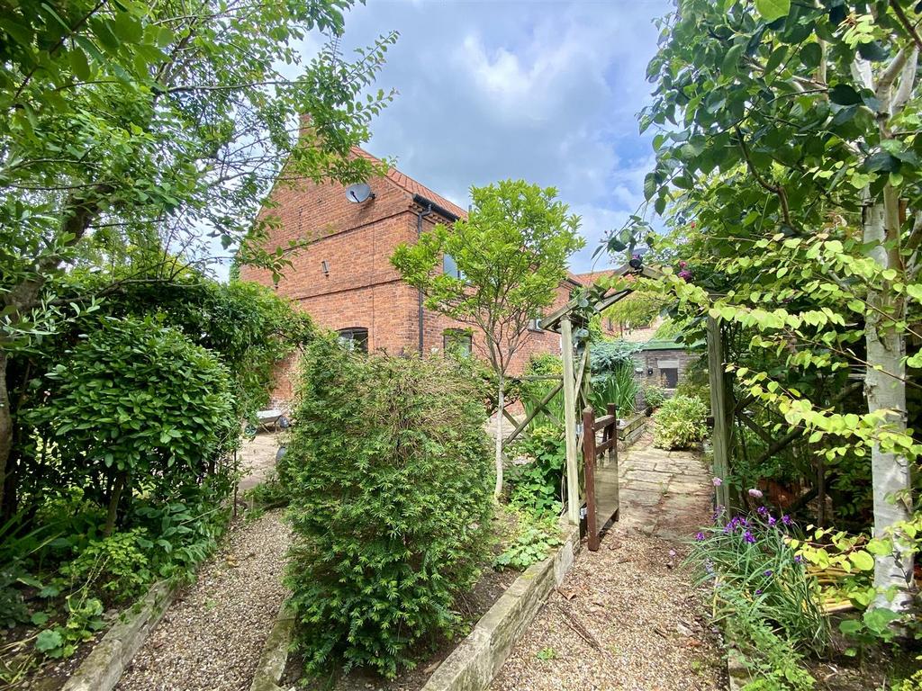 St. Marys Mews, Tickhill, Doncaster 5 bed barn conversion to rent £1,650 pcm (£381 pw)