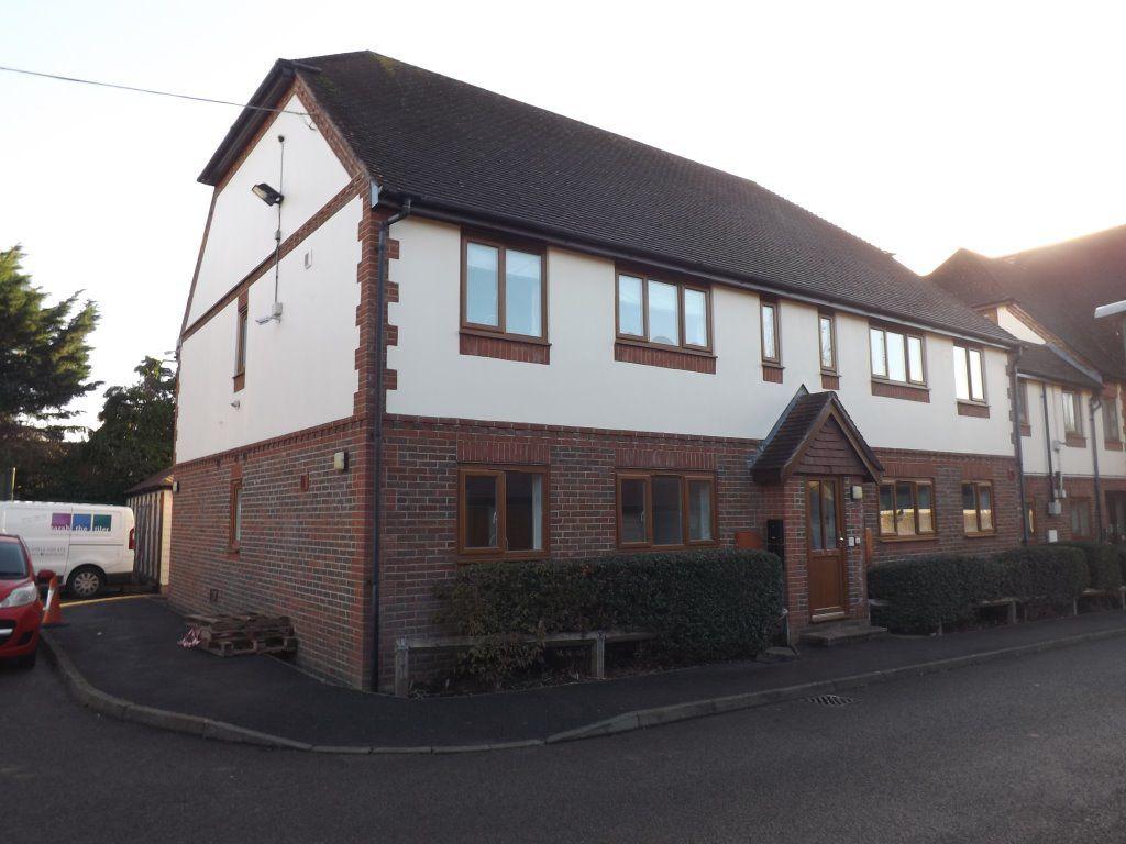 St Christophers Close 2 bed flat £1,100 pcm (£254 pw)