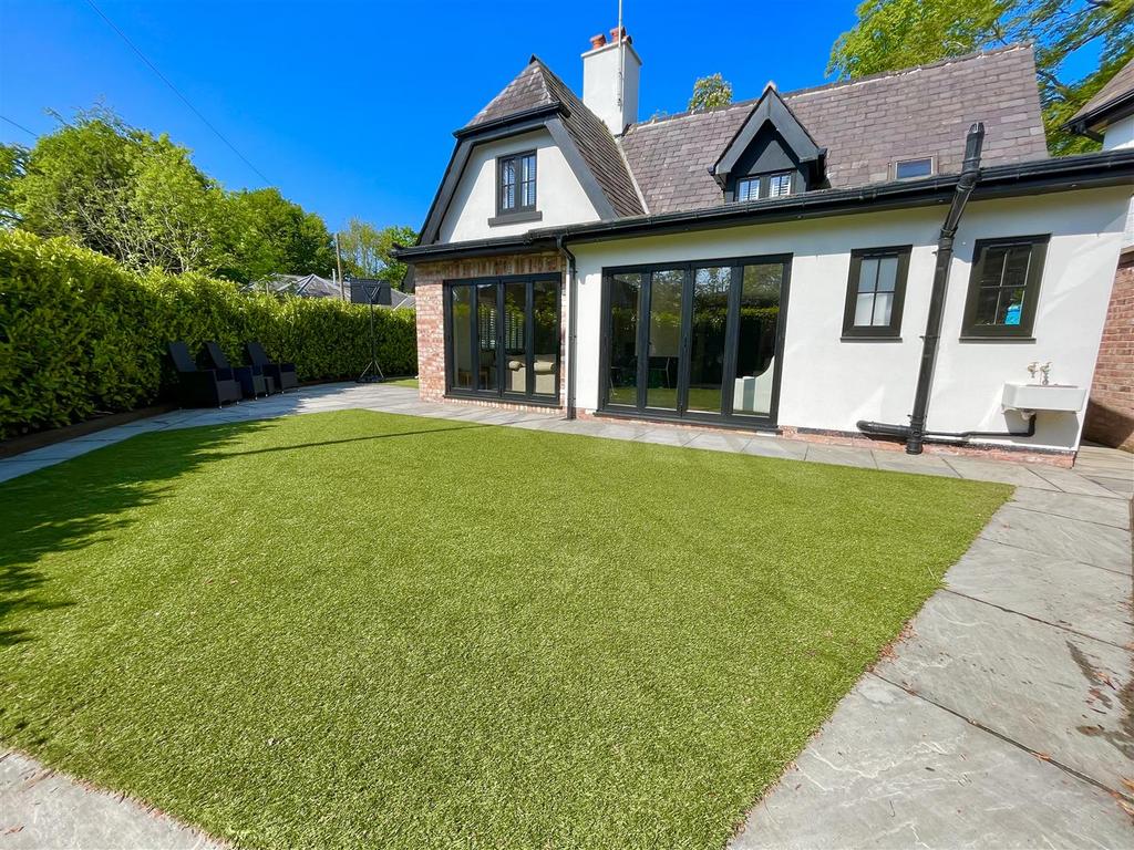 Wilmslow Park North, Wilmslow 4 bed detached house £2,750 pcm (£635 pw)