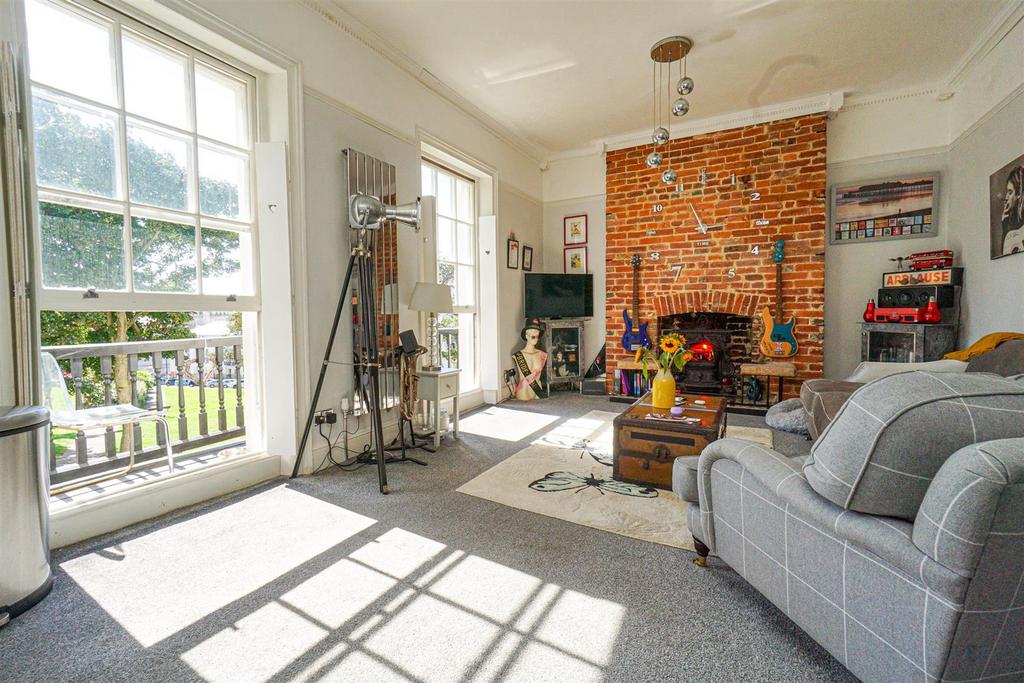 Wellington Square, Hastings 2 bed flat £200,000