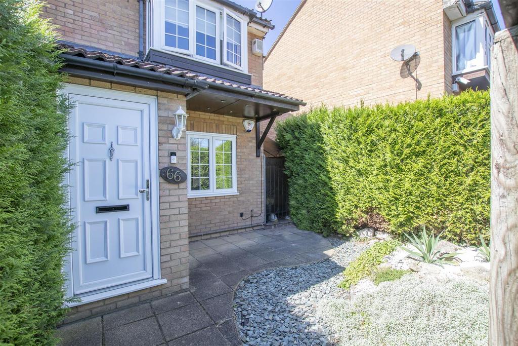 Cranleigh Close, Cheshunt, Waltham Cross 2 bed end of terrace house for