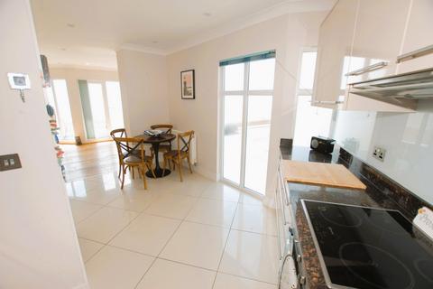 4 bedroom townhouse for sale, West Parade, Hythe, CT21