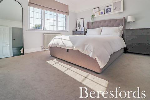 13 Hornbeam Avenue, Upminster, RM14 2NH